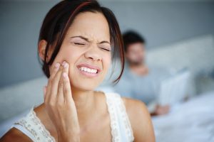 woman jaw pain 